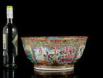 Een grote Chinese ovale Rozen Medallion punchkom (!) met