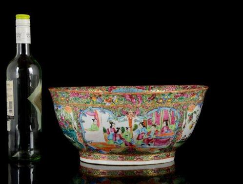 Een grote Chinese ovale Rozen Medallion punchkom (!) met, Antiek en Kunst, Antiek | Overige Antiek
