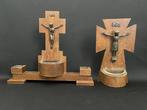 Kruis - Hout, Koper, 2 houten Crucifix gemaakt door GLV in, Antiek en Kunst