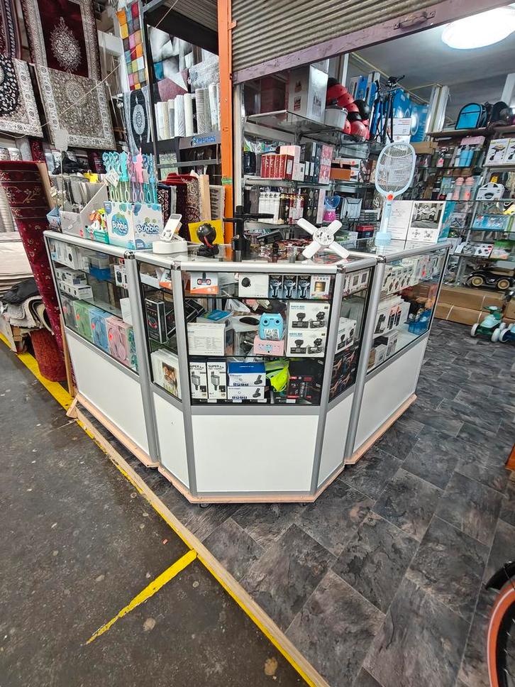 Winkel Vitrinekast op Wielen – Direct Klaar voor Gebruik, Huis en Inrichting, Kasten | Vitrinekasten, 50 tot 75 cm, Met deur(en)