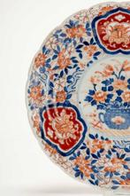 Bord - An Imari plate with floral decorations - Porselein -, Antiek en Kunst
