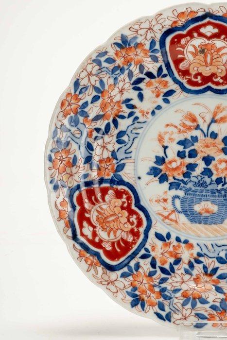 Bord - An Imari plate with floral decorations - Porselein -, Antiek en Kunst, Antiek | Overige Antiek