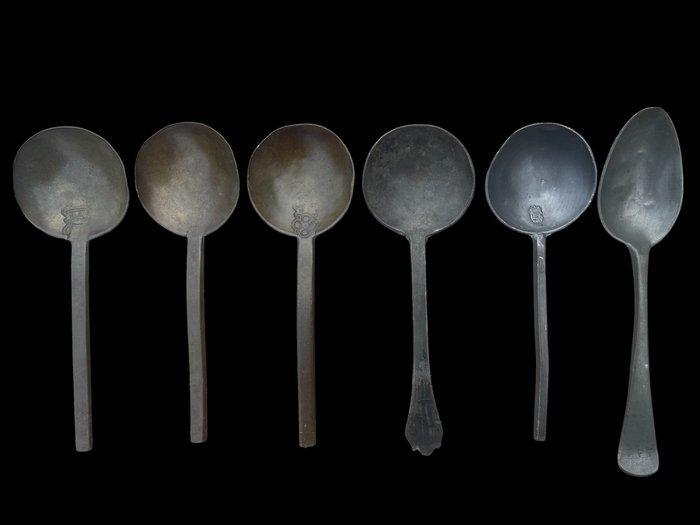 Post-middeleeuws Tin (6) Tinnen lepels met makersmerken -, Antiek en Kunst, Antiek | Overige Antiek