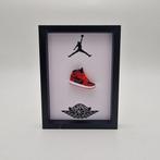 Lijst- Mini sneaker AJ1 Air Jordan 1 Varsity rood 85, Antiek en Kunst