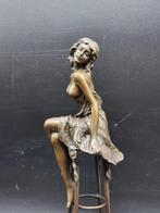 Beeld, Bronze Lady on Barstool 26cm - 26 cm - Brons, Antiek en Kunst