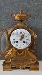 Figurale pendule, Tafelklok, Klok in Urna met leeuwen aan