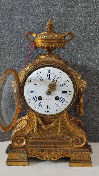 Figurale pendule, Tafelklok, Klok in Urna met leeuwen aan, Antiek en Kunst, Antiek | Klokken