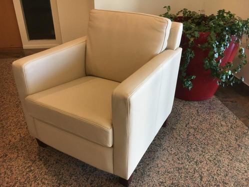 Leren fauteuil met houten poten - crème kleurig leer - Echt, Huis en Inrichting, Fauteuils, 50 tot 75 cm, 75 tot 100 cm, Nieuw