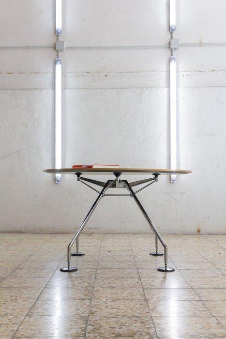 Tecno - Norman Foster - Tafel - Nomos - Aluminium - 120cm, Antiek en Kunst, Kunst | Designobjecten