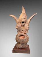 Fetiche fon en hout en merk van libatie uit Benin. - beeldje