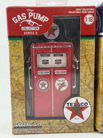 Greenlight 1:18 - Modelauto (2) - Gas Pump - Texaco + Pure, Nieuw