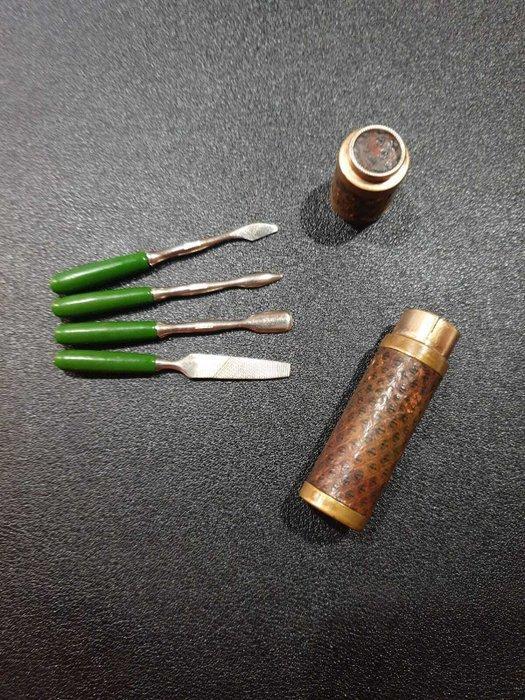 Reisset met toiletartikelen - Messing, Bakeliet - Vintage, Antiek en Kunst, Curiosa en Brocante