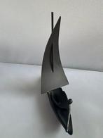 Corry Ammerlaan - Figuur - Zeilboot met figuur - Verbronsd