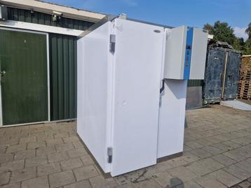 Vriescel 140 x 160 x 206 cm stekker klaar beschikbaar voor biedingen