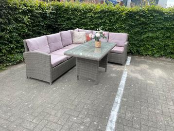 Leuke diningeset met hoge tafel beschikbaar voor biedingen