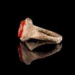 Oud-Romeins Bronzen ring met carnelium intaglio gegraveerd, Antiek en Kunst