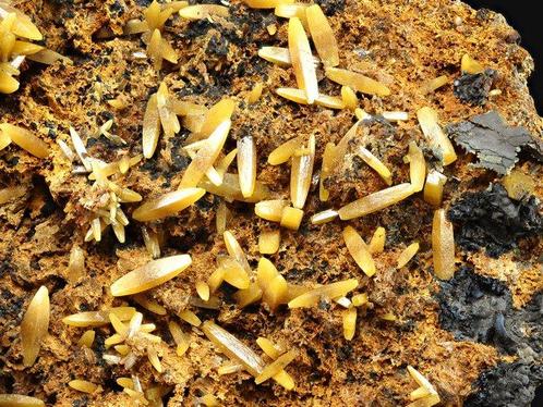 GRATIS VERZENDING - Wulfeniet op Goethiet Kristallen op, Verzamelen, Mineralen en Fossielen