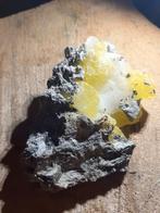 Beautiful decorative cluster with yellow brucite, rough natu, Verzamelen, Mineralen en Fossielen