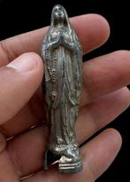 Gotische en mysterieuze beeldje van verzilverd metaal dat de