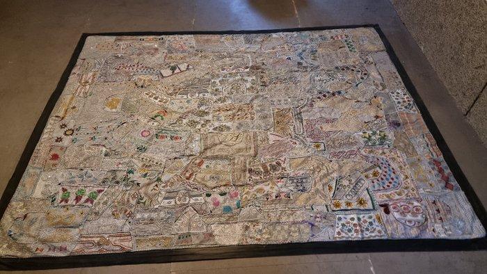 Borduurwerk - 196 cm - 246 cm - Wandbehang, beddekking, Antiek en Kunst, Kunst | Niet-Westerse kunst