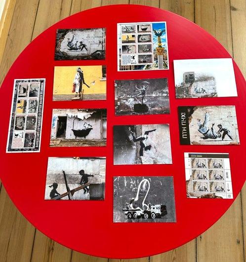 Banksy (1974) - 2 sets van postzegels en ansichtkaarten over, Verzamelen, Ansichtkaarten | Buitenland