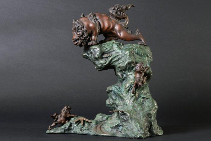 Ouder en twee leeuwenwelpen op een rots met bamboebladeren., Antiek en Kunst, Antiek | Overige Antiek