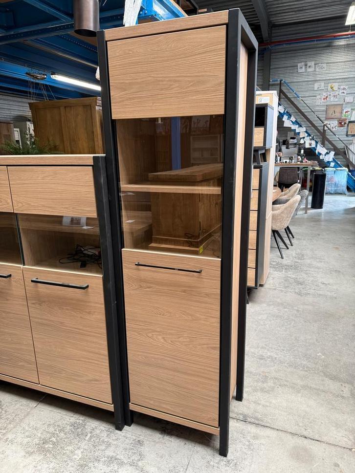 Serval vitrine smal, blonde oak, Huis en Inrichting, Kasten | Vitrinekasten, Nieuw, Glas, Metaal, Overige materialen