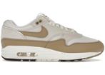 Nike Air Max 1 Essential Phantom Khaki - Maat 41 EU, Kleding | Heren, Schoenen, Ophalen of Verzenden, Nieuw, Nike