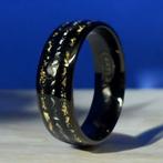Tungsten ring met meteoriet en goud inlegwerk. Met de hand