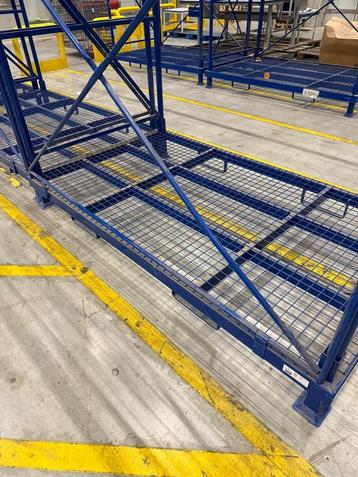 Stapelrek 2350x1350x2020 mm, max. 2000kg, incl. zijframes en beschikbaar voor biedingen