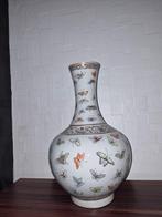 Belangrijk vaasje en geglazuurde keramiek met een decor van