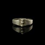 Oud-Romeins Zilver Ring met symbolische drievoudige stippen