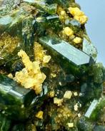 Gemmy Diopside Kristallen op matrix - Hoogte: 60 mm -, Verzamelen, Mineralen en Fossielen