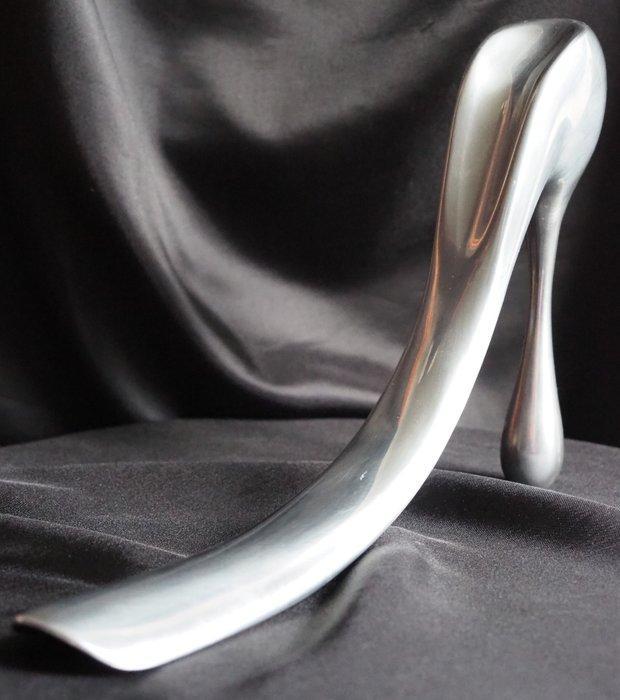 Manolo BLahnik - Beeld, Shoe fashion - 18,3 cm - Aluminium -, Huis en Inrichting, Overige Huis en Inrichting
