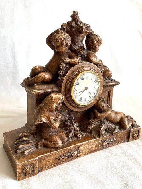 mantelklokje - Atelier L. Davoy - Barokstijl , met putti’s, Antiek en Kunst, Curiosa en Brocante