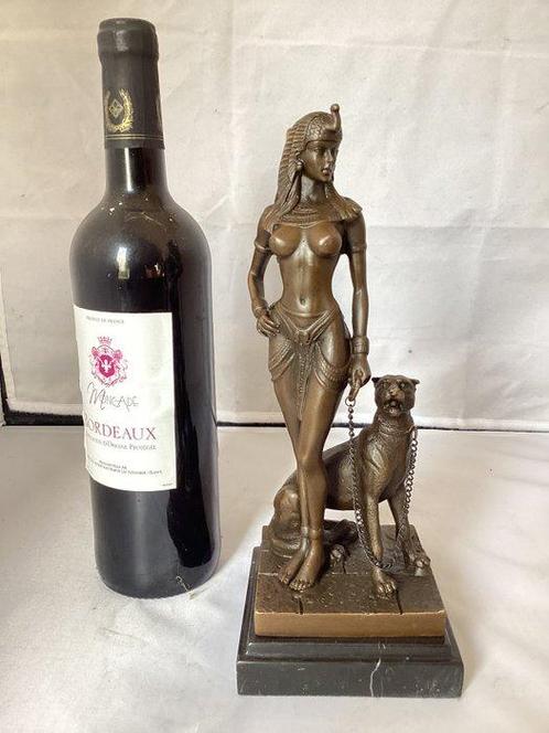 Figuur - Bronzen beeld van Egyptische vrouw met panter op, Antiek en Kunst, Curiosa en Brocante