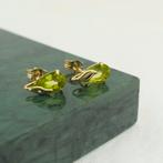 Gouden oorstekers met peridoot (pendeloque slijpvorm), Sieraden, Tassen en Uiterlijk, Oorbellen, Gebruikt, Overige kleuren, Ophalen of Verzenden