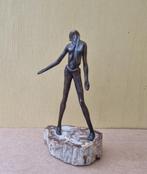 sculptuur, Jonge vrouw op sokkel van versteend hout - 33 cm