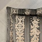 Luxury Living Group - Set of 2 new pillows made of Bugatti, Antiek en Kunst