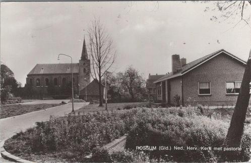 ROSSUM (Gld.) - Ned. Herv. Kerk met Pastorie, Verzamelen, Ansichtkaarten | Nederland, Verzenden