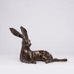 The Resting Hare Sculpture - Link naar video van sculptuur