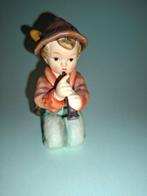 Goebel - Beeldje - Spelende jongen met fluit - TMK6 -