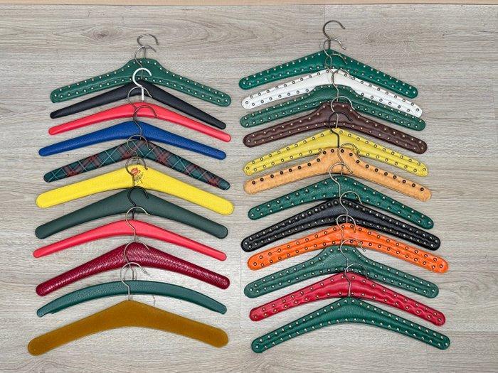 Dressboy - skai, Hout - 23 vintage kleurrijke kleerhangers, Antiek en Kunst, Kunst | Designobjecten