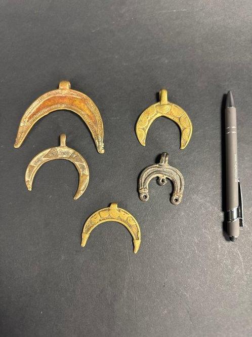 Moonshape Pendants - Lobi Gurunsi - Burkina Faso, Antiek en Kunst, Kunst | Niet-Westerse kunst