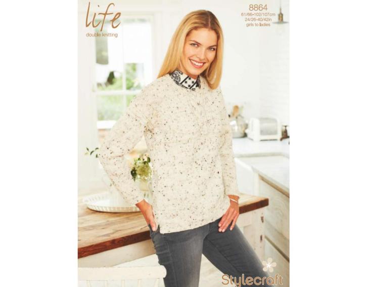 Breipatroon Stylecraft Life DK Meisjes tot Dames Trui 8864, Hobby en Vrije tijd, Breien en Haken, Breien of Haken, Nieuw, Wol of Garen
