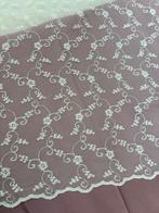 Kostbare stof voor gordijn, Frans geborduurd en afgezoomd