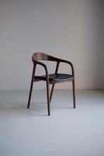 Scandinavische design stoel walnoot hout - Zwart leer - €325, Nieuw, Ophalen of Verzenden, Scandinavisch / japandi, Leer