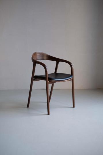 Scandinavische design stoel walnoot hout - Zwart leer - €325
