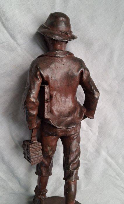 Marcel Debut - Beeld, Fluitende schooljongen - 29 cm -, Antiek en Kunst, Antiek | Keramiek en Aardewerk