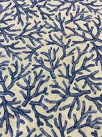 Elegante en delicaat stof met een zeecorrelmotief op dubbele